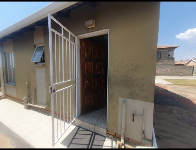 2 BEDROOM HOUSE FOR SALE IN SAVANNA CITY